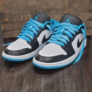 Nike Air Jordan 1 Low SE "Laser Blue" Wmns 9.5 Mens 8 Great Condition.